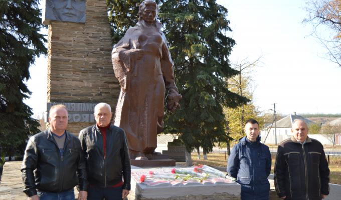 Поклали квіти воїнам-визволителям