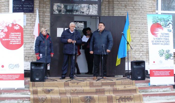 В селищі Білокуракине висадили сакуру 