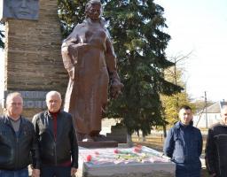 Поклали квіти воїнам-визволителям