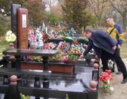 Вшанувати пам'ять захисника України